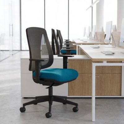 Modern_Open_Office_In_a_minimalist_modern_style_an_ergonomic_black_wTiudzQJ_Easy-Resize.com